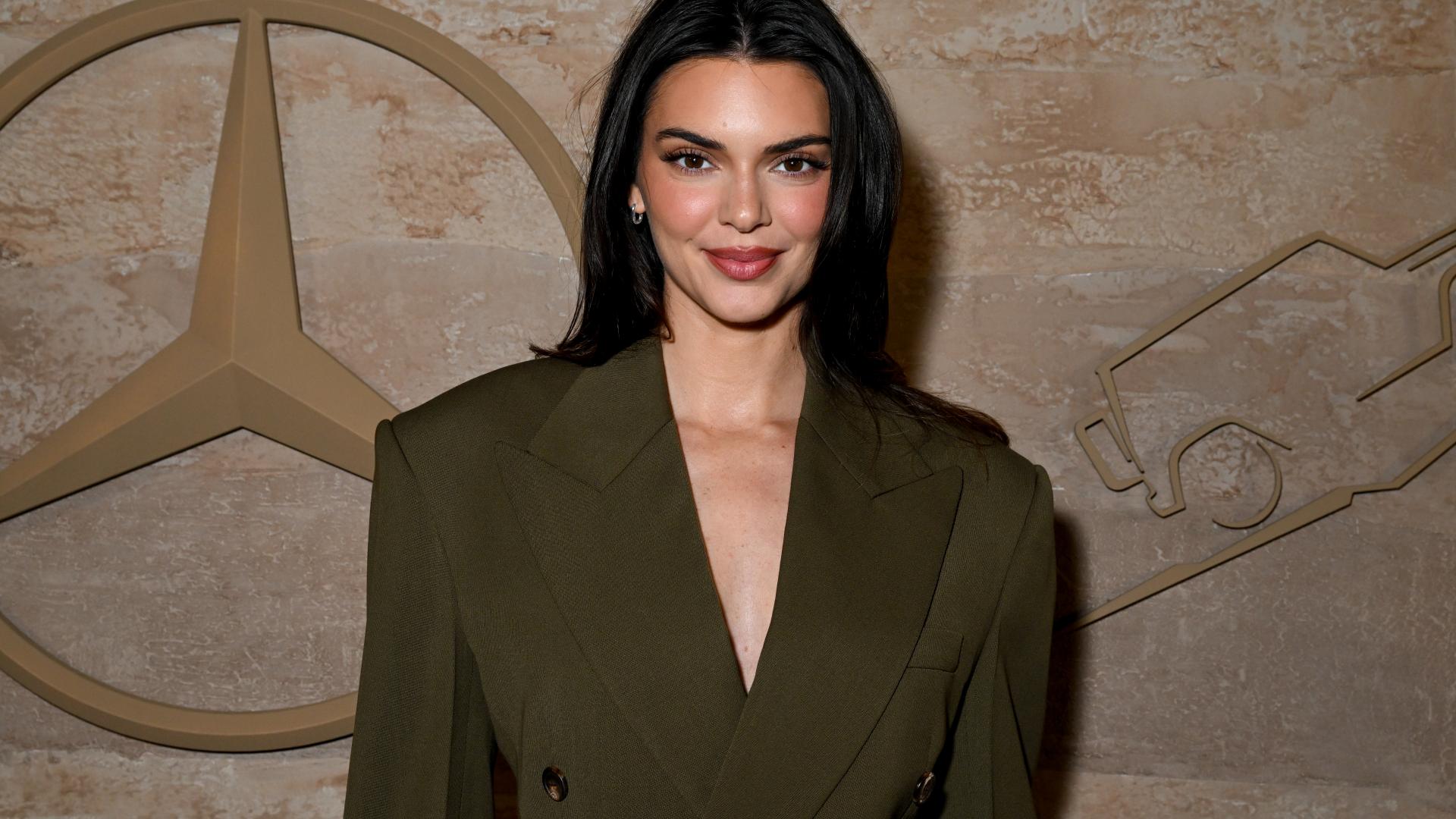 Kendall Jenner porte la couleur la plus chaude de la saison sur les ongles