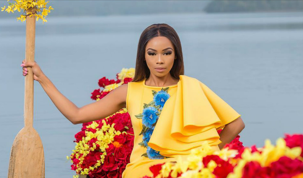 BONANG MATHEBA réussit à monter un canoë avec style lors d'une séance photo de 10 minutes avec le photographe lifestyle George Okoro