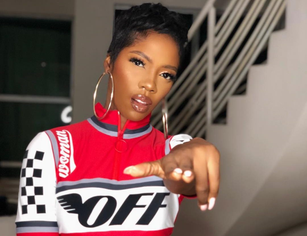 9 fois TIWA SAVAGE a secoué sa coupe courte de lutin comme une vraie star !