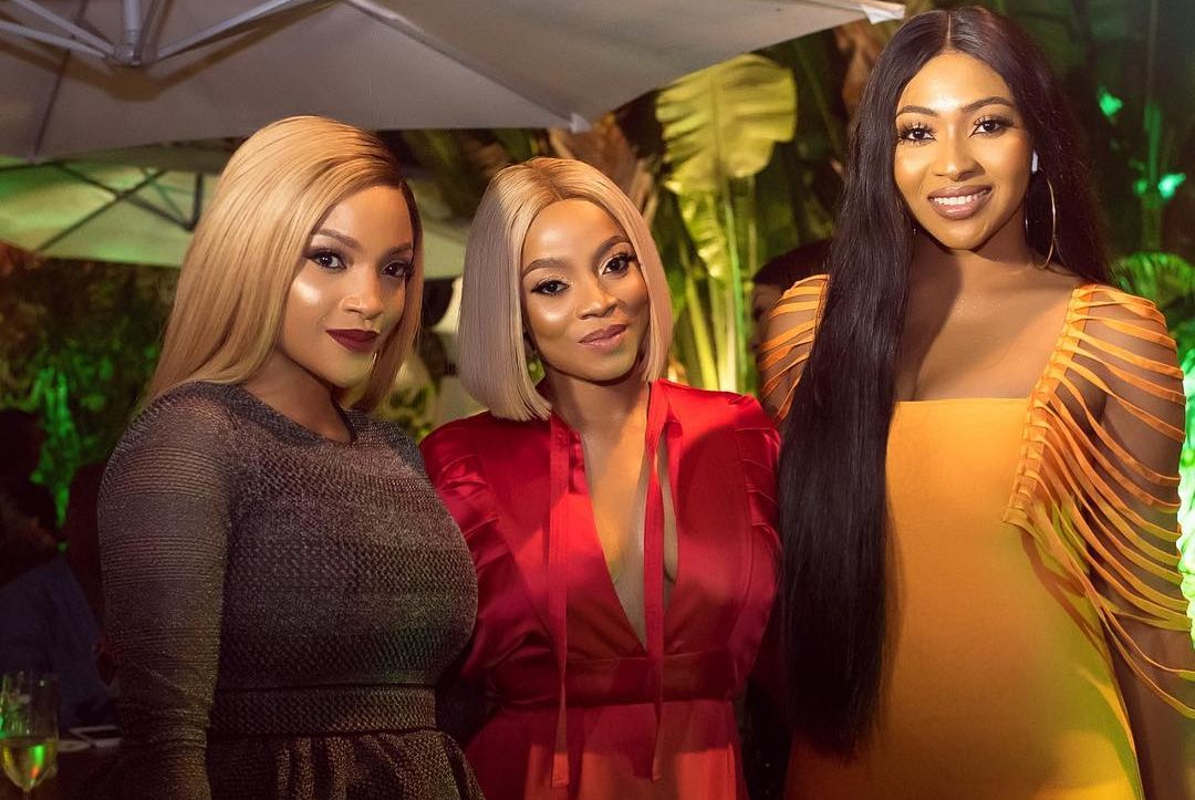 Capturez tous les beaux moments du dîner au bord de la piscine de TOKE MAKINWA