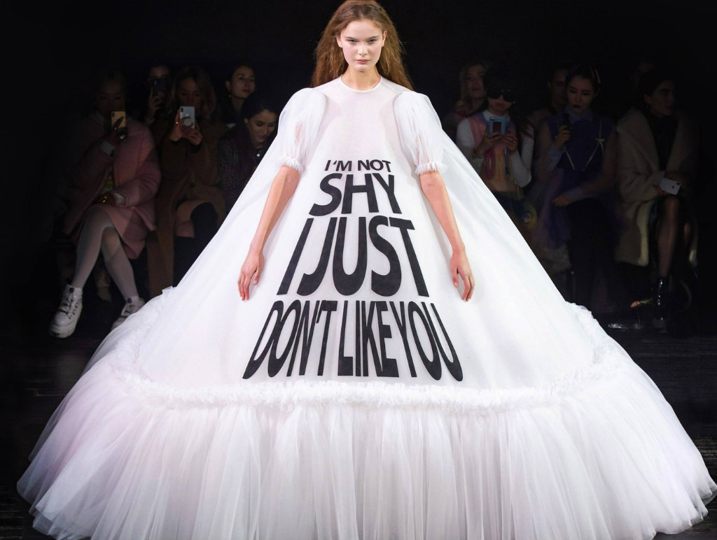 La collection Couture Viktor &amp; Rolf Printemps 2019 était entièrement consacrée à la haute déclaration