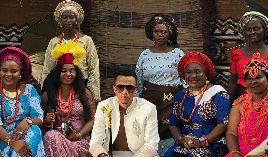 Tekno a publié des visuels colorés pour son single « Woman » juste à temps pour l'IWD 2019