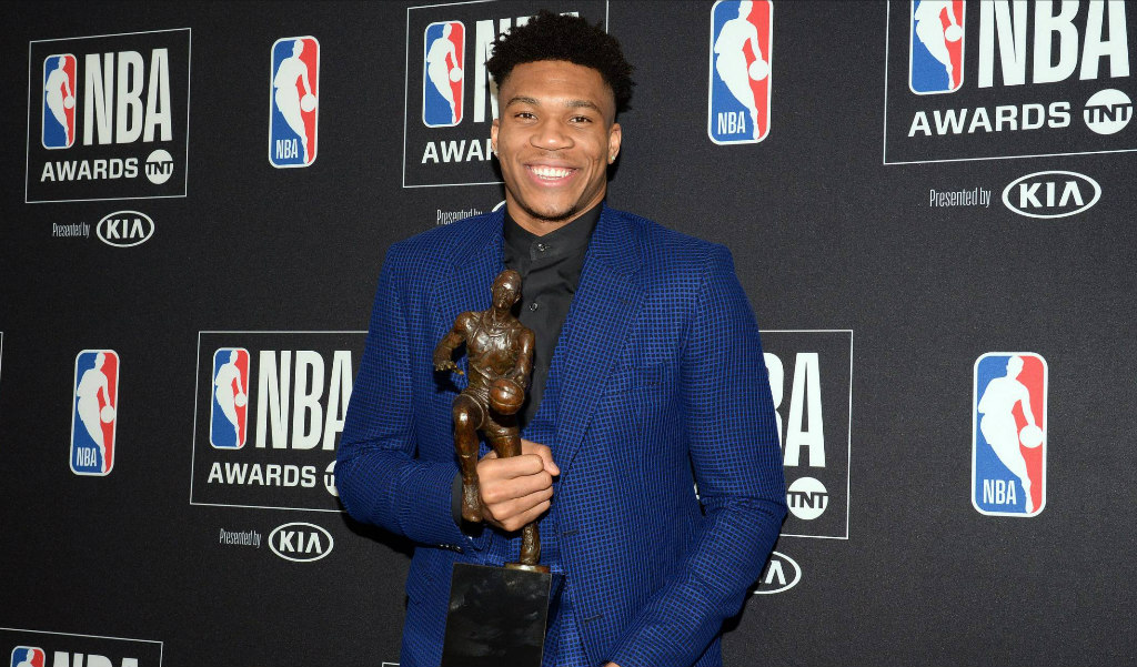 Rave News Digest : Naija Boy Giannis remporte le titre de MVP, Trump accusé de viol, Michael Jackson 10 ans plus tard et plus