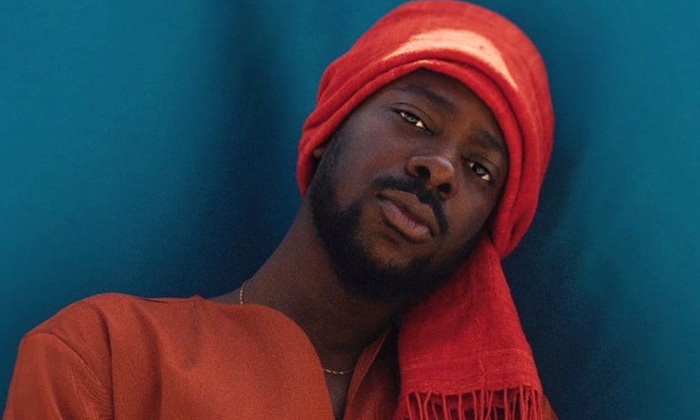 Le dernier album d'Adekunle Gold, « Kelegbe Megbe », est accompagné d'une vidéo afro-futuriste