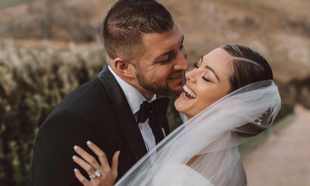 De l'Amérique à l'Afrique : le mariage de Tim Tebow et de l'ancienne Miss Univers Demi-Leigh Nel-Peters était une histoire d'amour intime