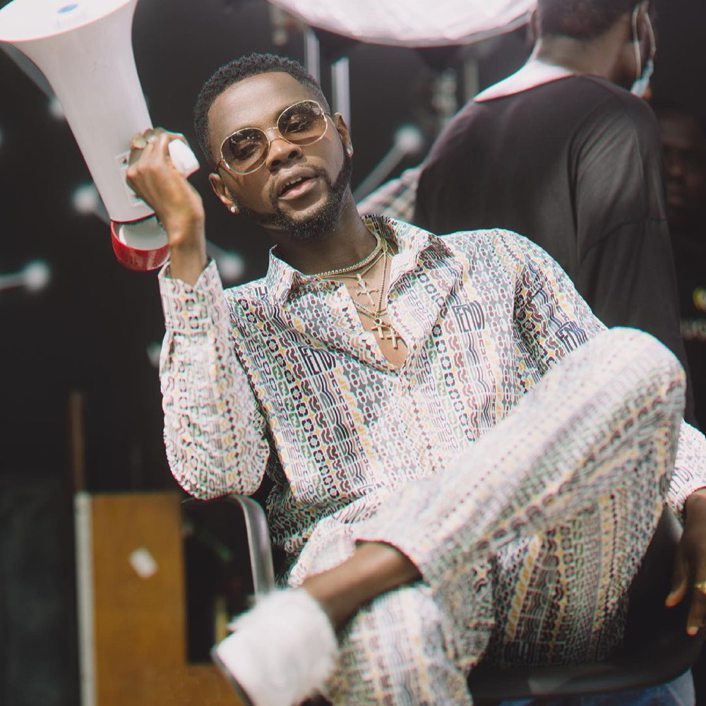 Résumé des actualités Rave :Le chanteur nigérian Kizz Daniel accueille des jumeaux, les nominations aux Weeknd Billboard Awards, Manchester United x Chelsea et plus