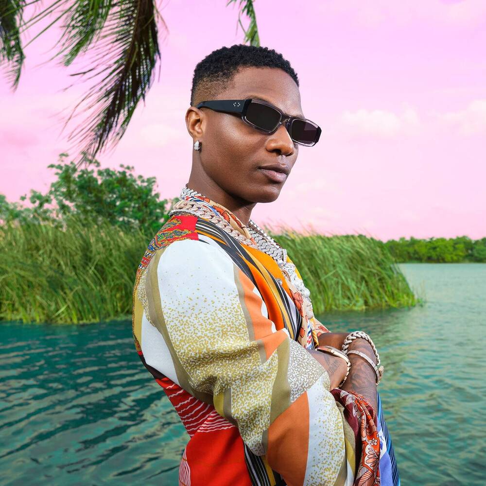 Wizkid est couronné roi de l'Afropop alors qu'il apparaît dans le numéro d'octobre 2021 du magazine GQ +Son Top 3 révèle