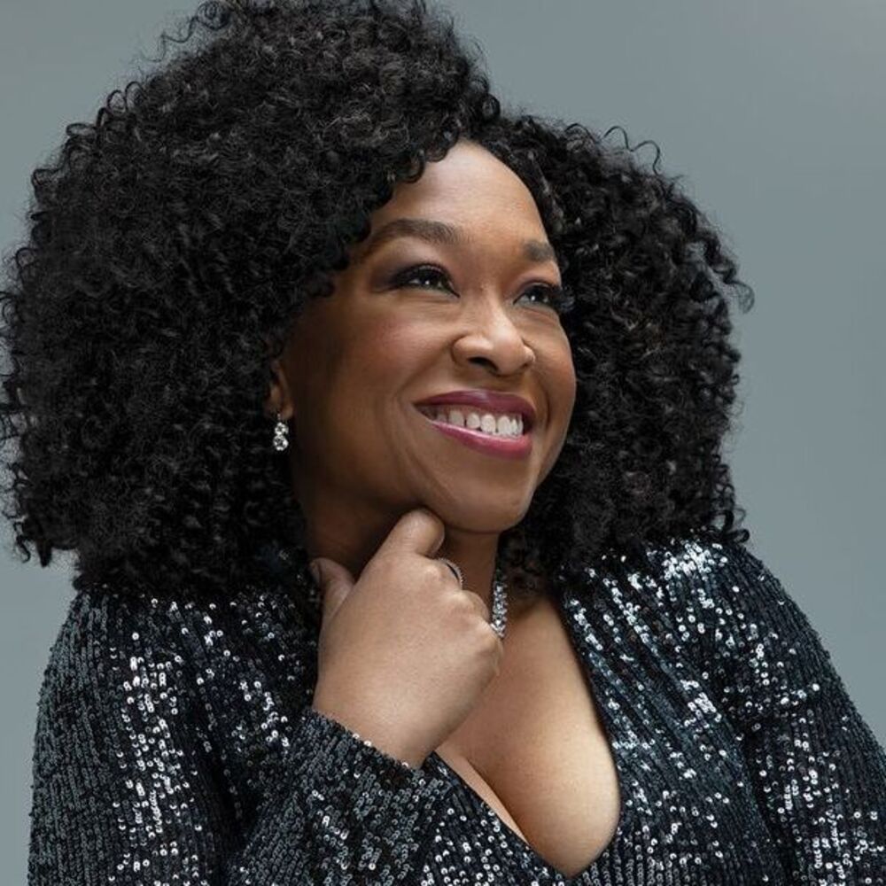 SR International :Shonda Rhimes parle de "Inventer Anna", de sa compagnie de joueurs itinérants et plus encore