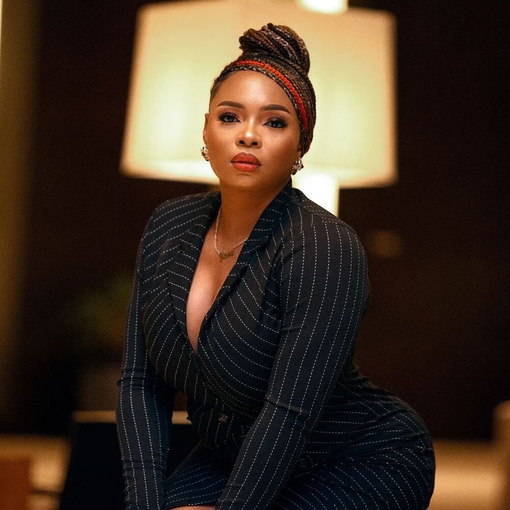 Résumé des actualités Rave :Le chanteur Yemi Alade est nommé ambassadeur mondial de la vaccination, Normani annonce la prochaine chanson, Chelsea à vendre et plus