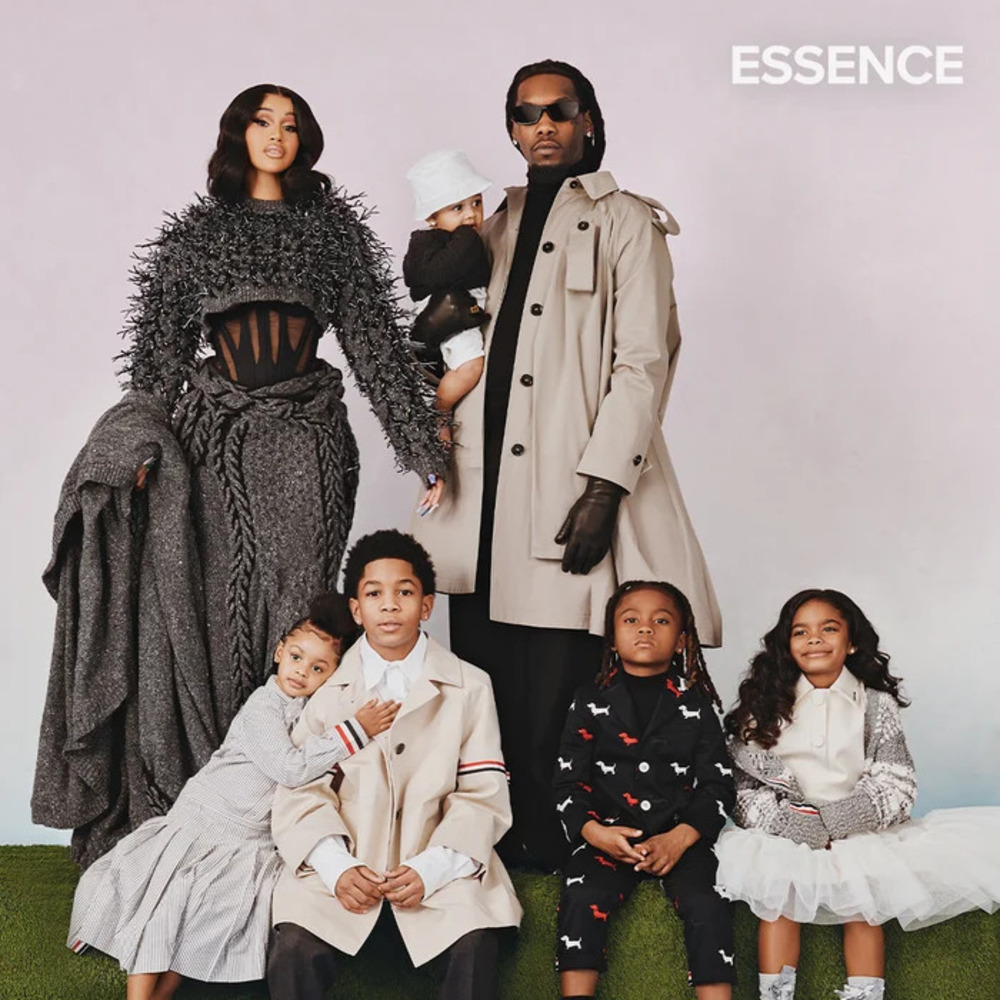 Cardi B a une famille recomposée alors qu'elle, Offset et leurs enfants couvrent le numéro anniversaire du magazine Essence+ 5 choses qu'ils ont révélées