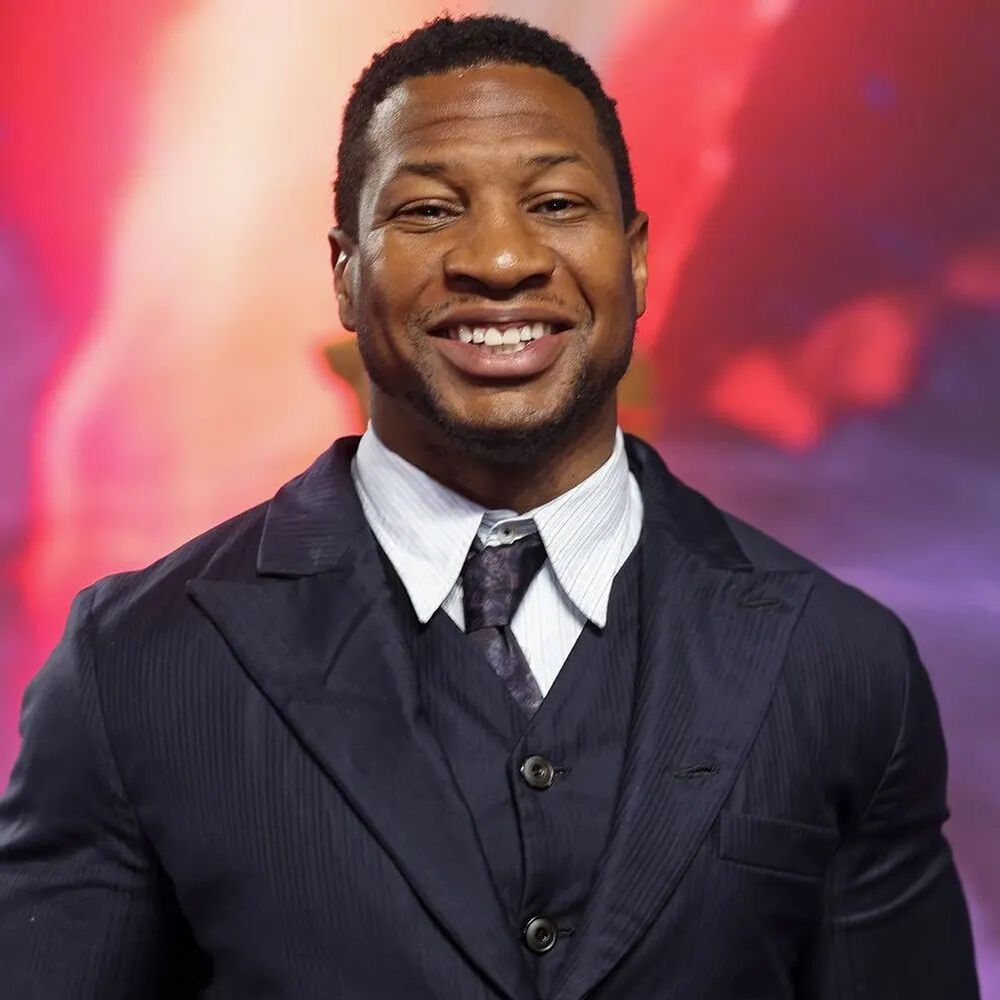 Résumé des actualités Rave :Jonathan Majors obtient la date de son procès en août, Bill Gates dit qu'il a découvert Burna Boy et Rema grâce à sa fille, Kai Havertz et plus