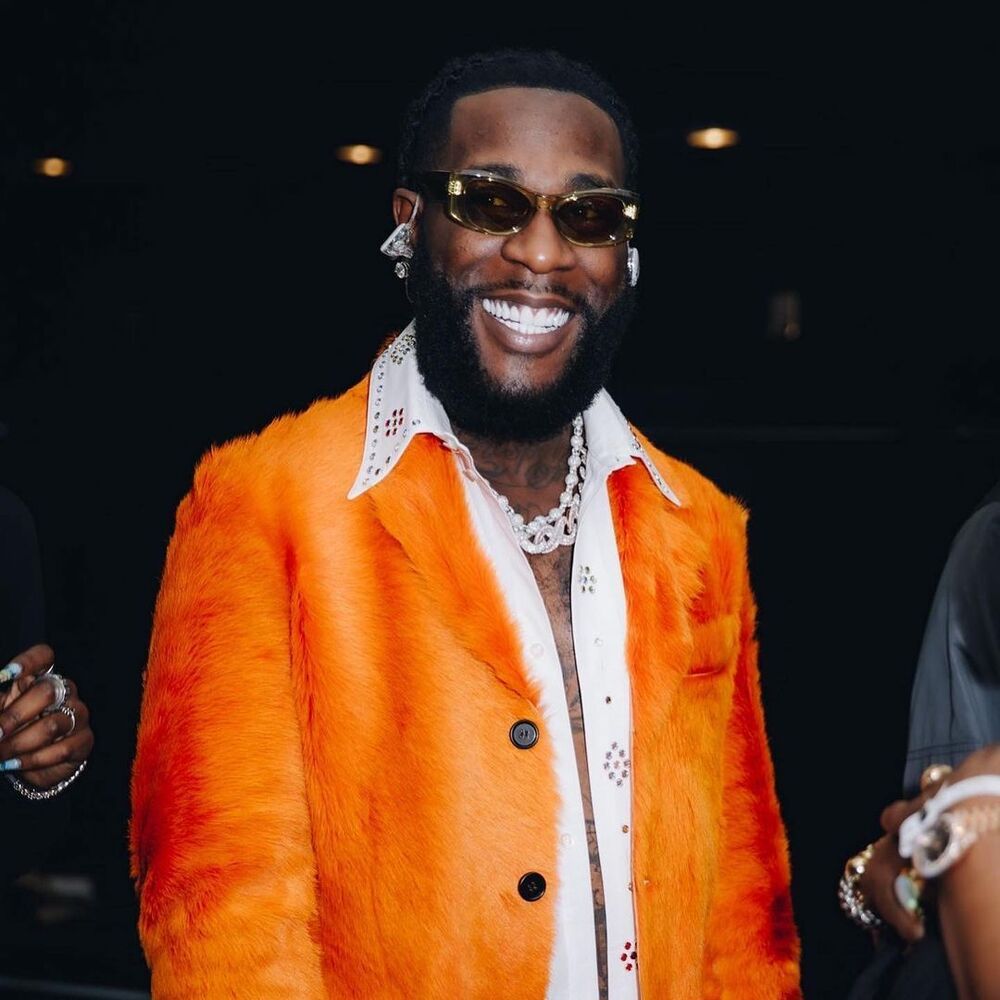 Résumé des actualités Rave :Burna Boy annonce son septième album studio, Drake identifié comme acheteur de la bague d'un million de dollars de Tupac Shakur, Arnau Tenas et plus