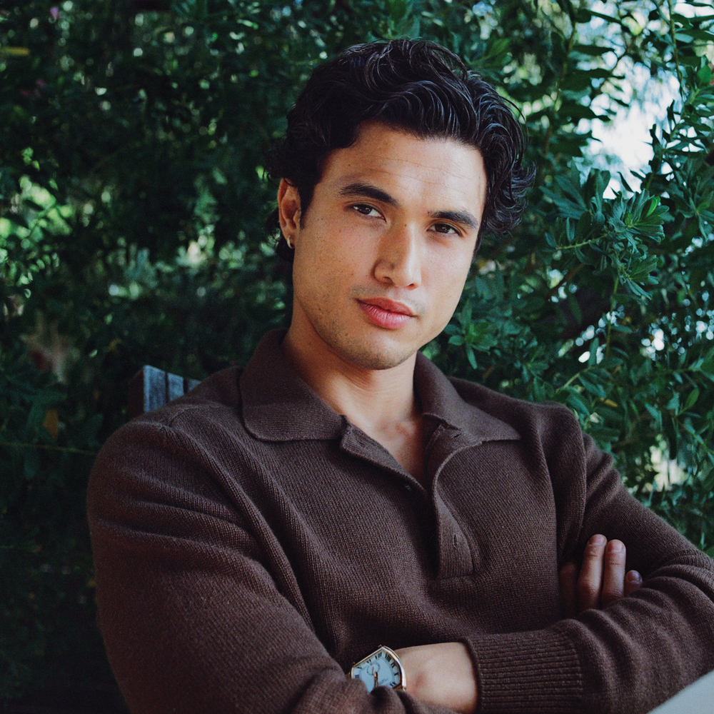 SR International :Charles Melton sur son année d'évasion, se perdant dans un personnage et plus encore