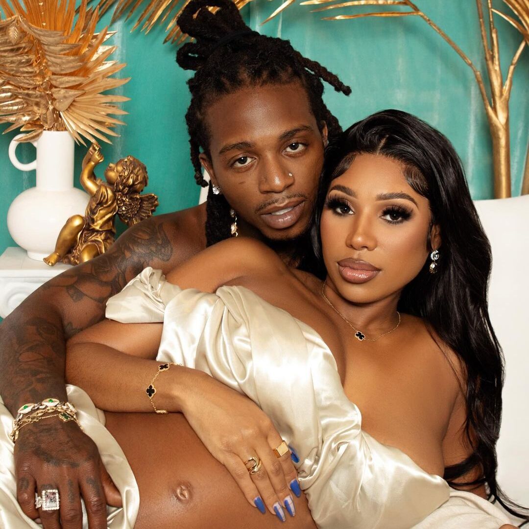 Résumé des actualités Rave :Le chanteur Jacquees est fiancé, Ayra Starr rejoint Coldplay sur scène, Southgate et plus