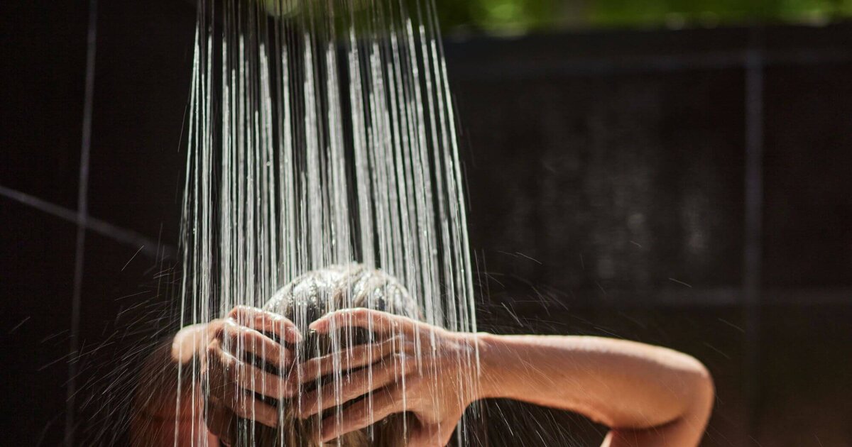 Selon le coiffeur : Se laver les cheveux ainsi les rendra plus propres et plus volumineux