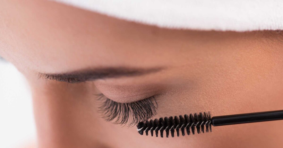 Au lieu d'une extension des cils: ce hack de mascara assure de longs cils en quelques secondes