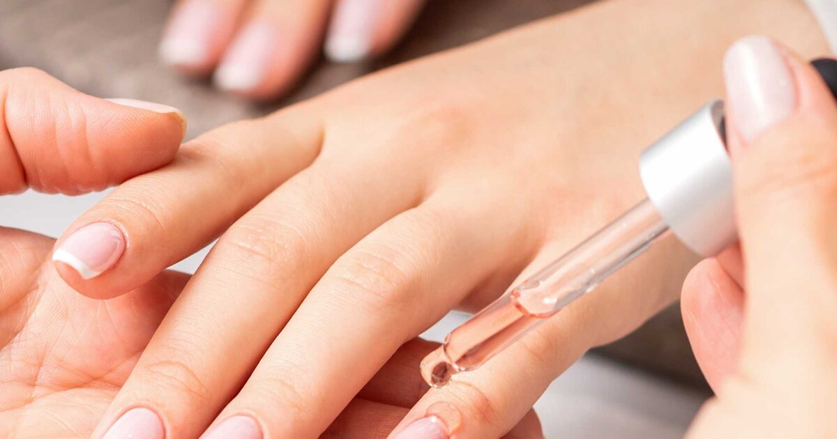 Moins d'euros: cette huile à ongles de la pharmacie est le meilleur soin pour les ongles secs en hiver