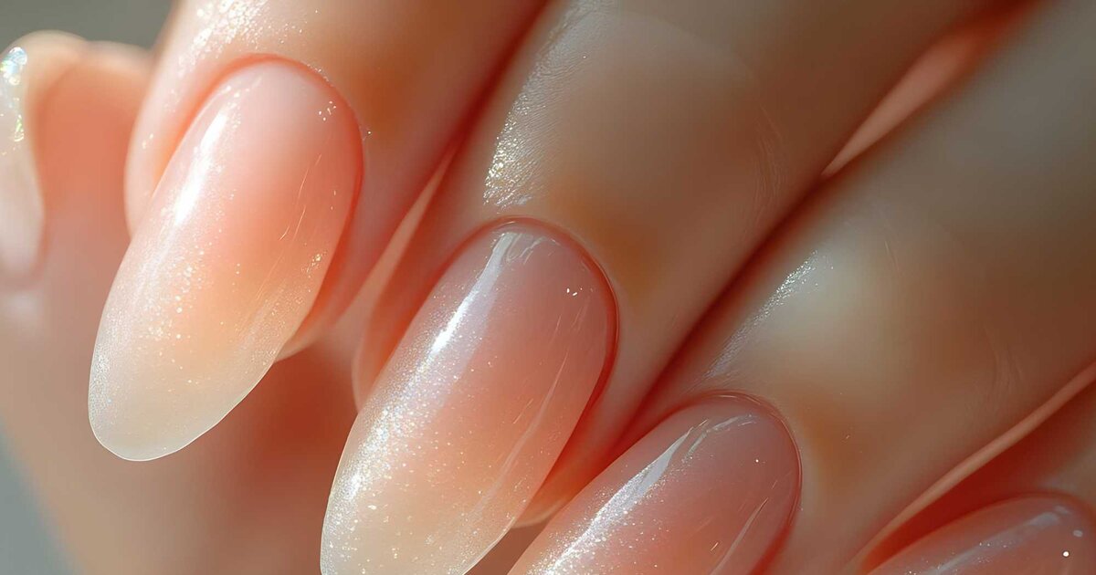 Au lieu de ongles nus: les ongles en cristal sont la tendance de la manucure la plus chaude en mars