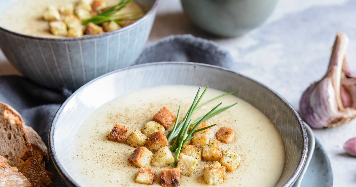 Nourriture de l'âme végétale: soupe crémeuse à l'ail à l'ail